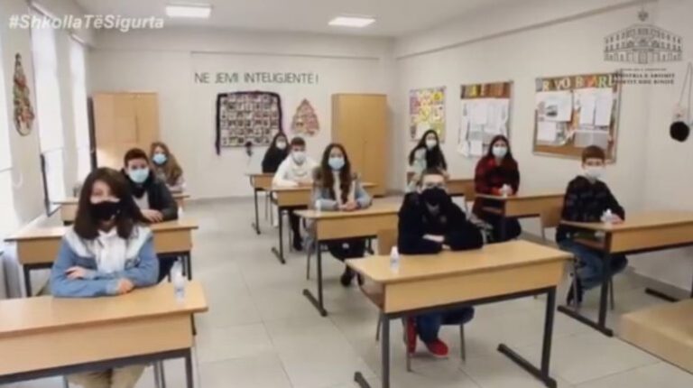 Nga sot ora e mësimit zhvillohet 45 minuta/ Për herë të parë pas dy vitesh nxënësit shijojnë pushimin e gjatë