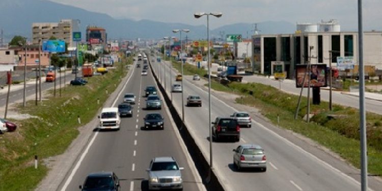 autostrada Tiranë-Durrës, riparimi i autostradës, arrsh, trafik, devijimi i trafikut,