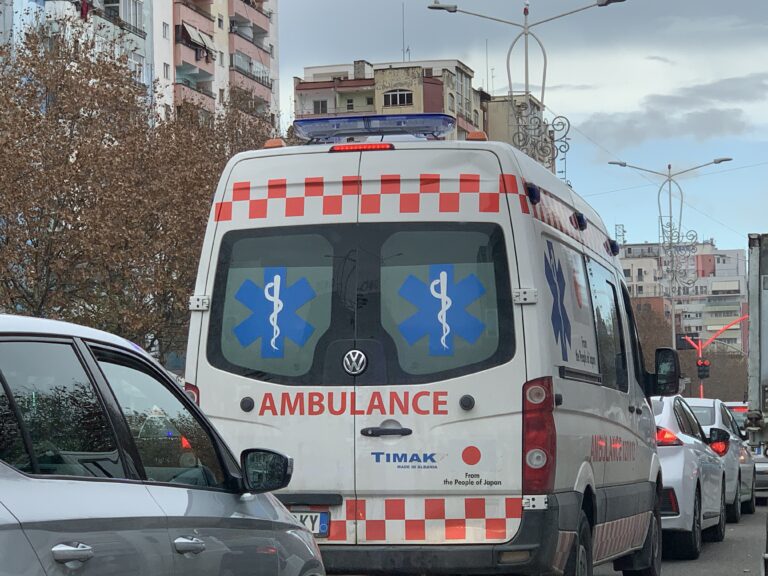 Aksident në Kamëz, 3 fëmijë nisen me urgjencë në spital