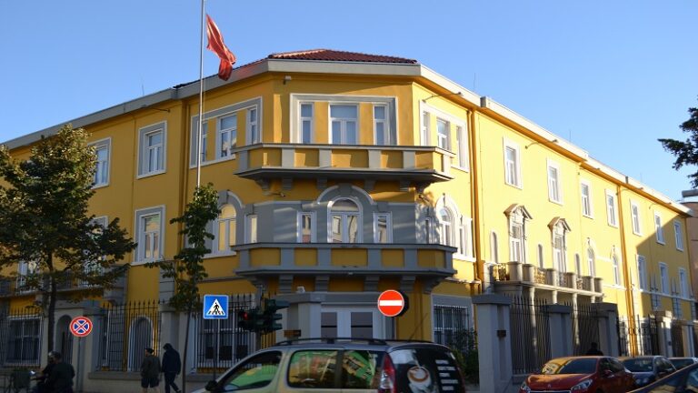 Ligj për ushqimet që ndalohen të shiten dhe konsumohen në shkolla (Lista e plotë)