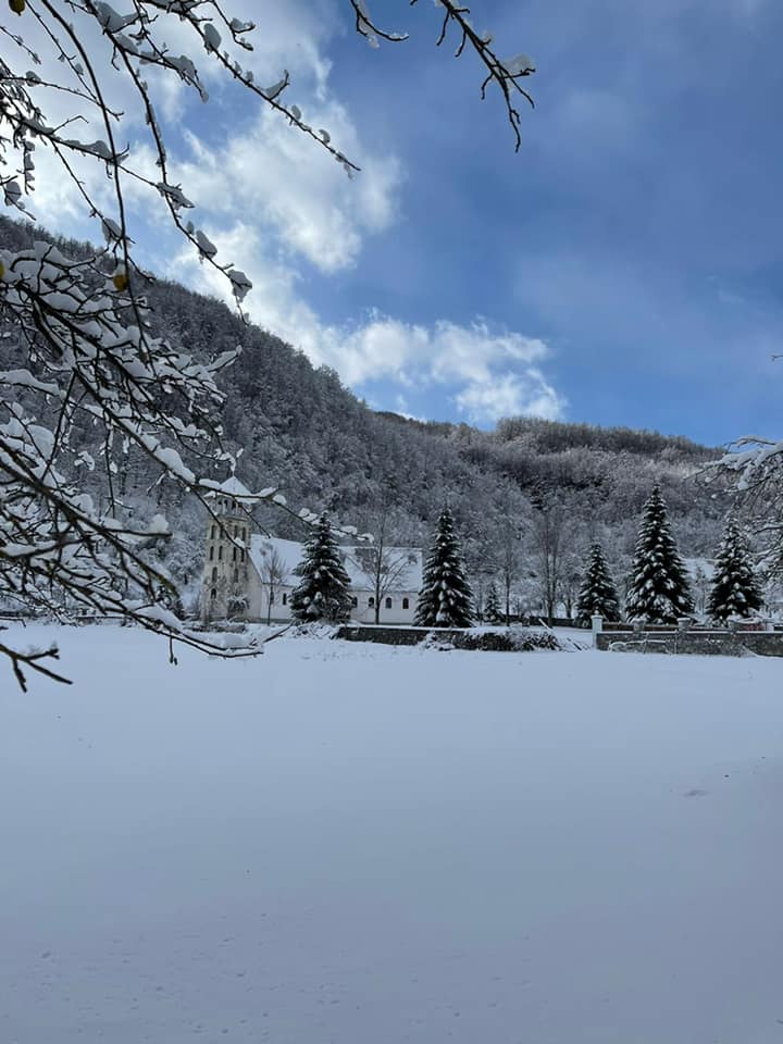 Nën madhështinë e dëborës, pamjet piktoreske që të ofron Vermoshi (FOTO)