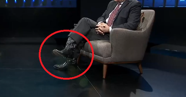 Ministri shqiptar shkon në emision me çizme ‘kauboj’ e papijon (Foto)