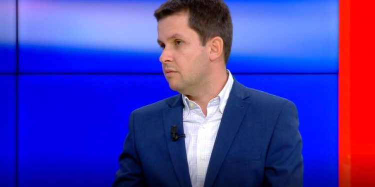 Omicron/ Epidemiologu: Është një virozë! Ja kur duhet të shkojmë te mjeku