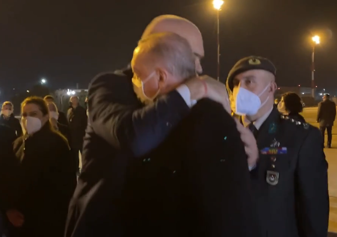 Rama përcjell Presidentin Erdogan në aeroport, porosia e fundit që i dha pasi e përqafoi