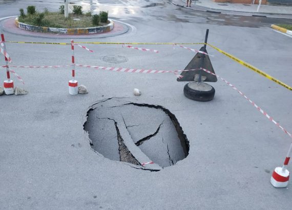 Çahet asfalti në aksin Berat-Mbreshtan, rrezik për drejtuesit e automjeteve