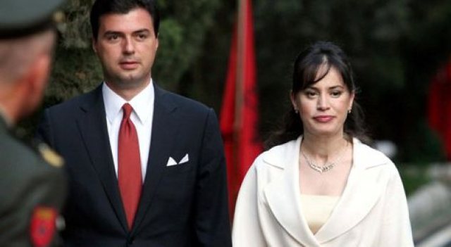 Aurela Basha bëhet nostalgjike, publikon foton e rrallë nga Kalifornia: E sapo martuar