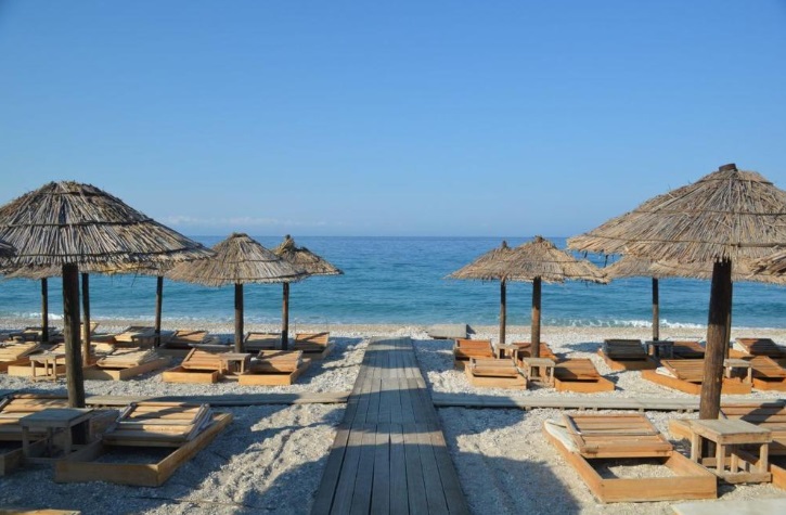 Pushimet ditore po bëhen të papërballueshme, çmimet në plazhet e Lalëzit rritje vjetore me 60%