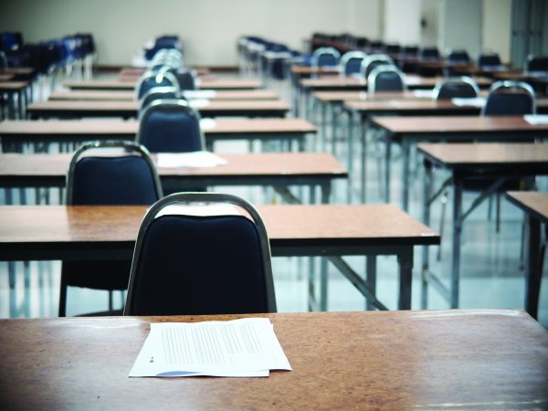 Emigracioni “boshatis” shkollat në Shqipëri, nxënësit në arsimin parauniversitar ranë me 37%