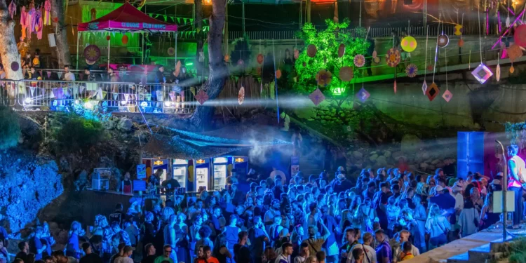 New York Times reportazh nga Dhërmiu: Të kërcesh deri në agim në Rivierën Shqiptare