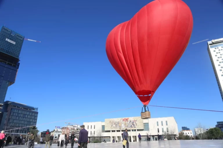 Tirana dhuron dashuri, mbushet me zemra të kuqe për Shën Valentin