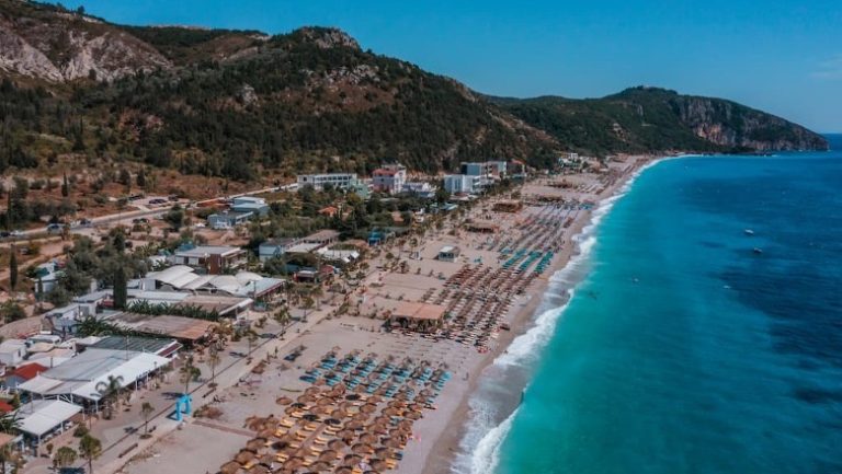 “New York Times” përzgjedh Dhërmiun ndër destinacionet më të mira turistike globale