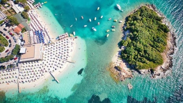 Rërë e bardhë dhe ujë i kristaltë! “The Sun” i rekomandon turistëve bregdetin shqiptar