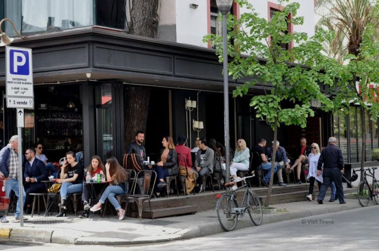 1 në 4 të rinj në Shqipëri, as në shkollë e as në punë/ Sociologët: Ndikon emigrimi, dekurajimi dhe kujdesi në familje