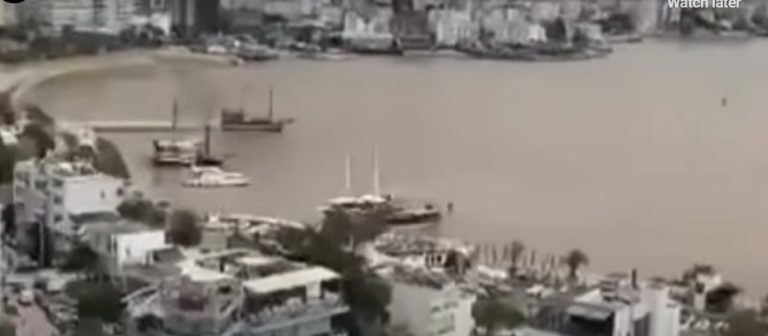 Moti i keq në vend ndryshon ngjyrën e detit Jon, ja si është shndërruar vija bregdetare në Sarandë